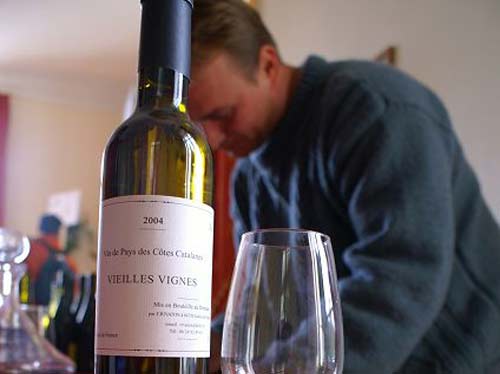 Photo d'une bouteille "Vielles vignes" avec Frédéric Rivaton en arrière plan